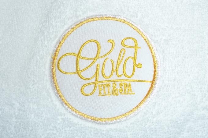 Аппликация логотипа Gold Fit & Spa на махровый халат