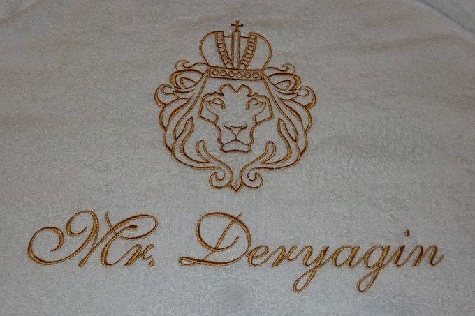 Вышивка на махровом халате Mr Deryagin лев скороной